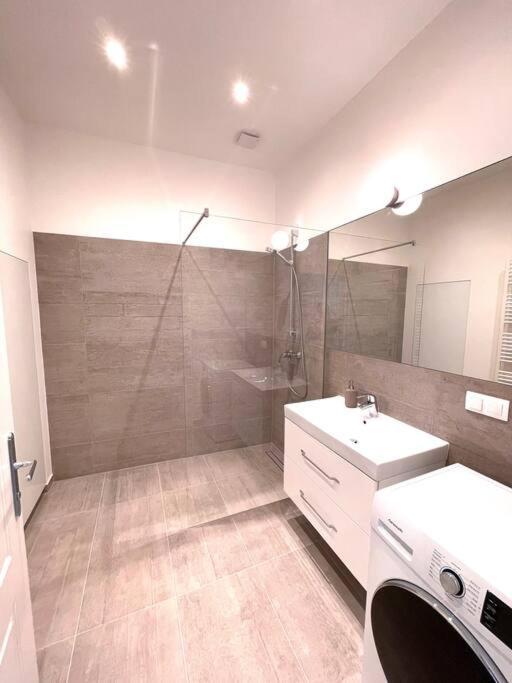 Brand New Spacious & Stylish Aptmt In City-Centre Wien Eksteriør billede